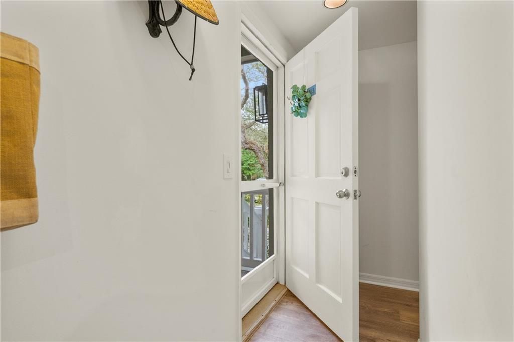 For Sale: $335,000 (1 beds, 2 baths, 862 Square Feet)