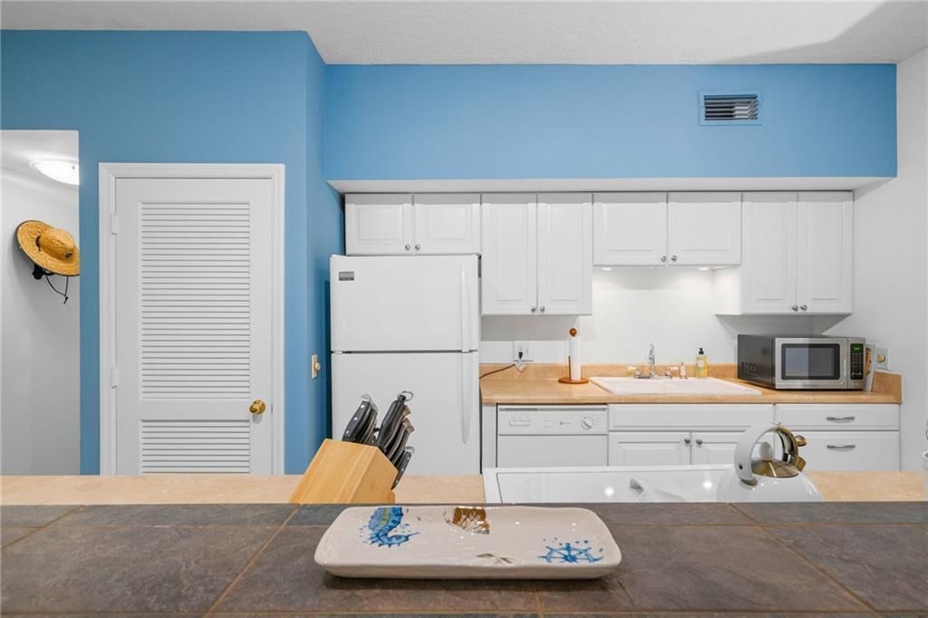 For Sale: $335,000 (1 beds, 2 baths, 862 Square Feet)