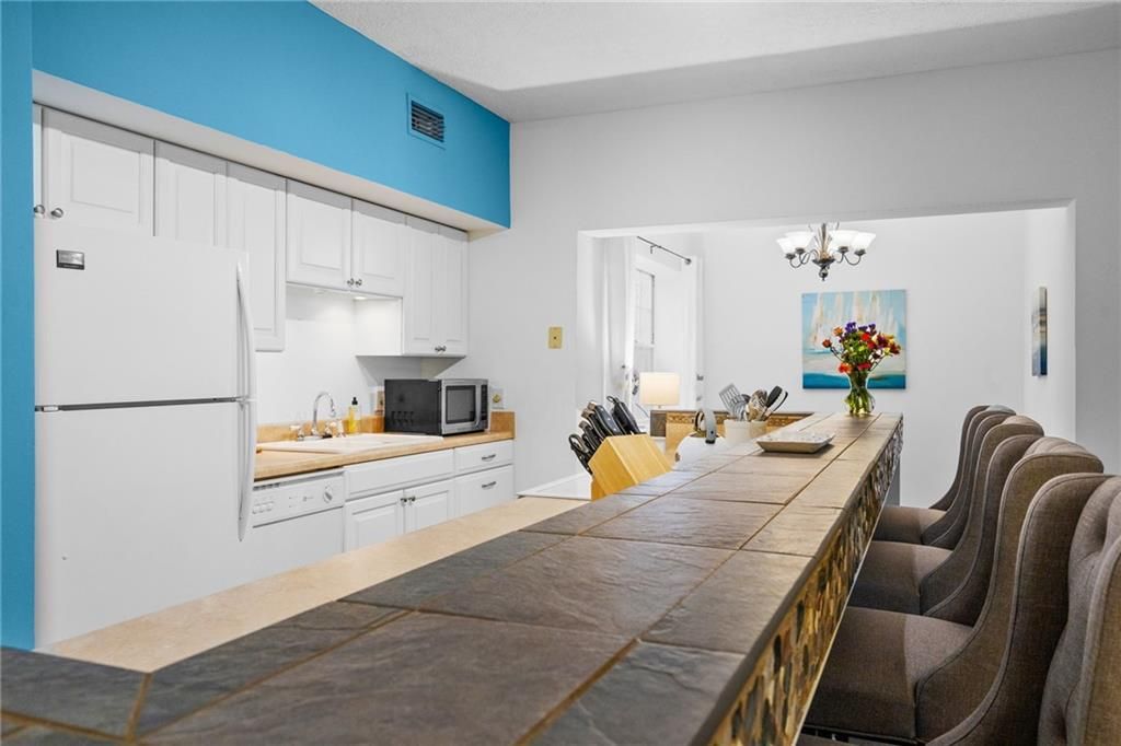 For Sale: $335,000 (1 beds, 2 baths, 862 Square Feet)