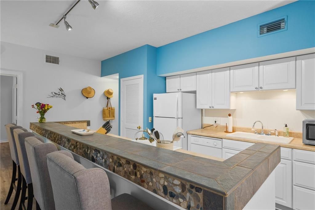 For Sale: $335,000 (1 beds, 2 baths, 862 Square Feet)