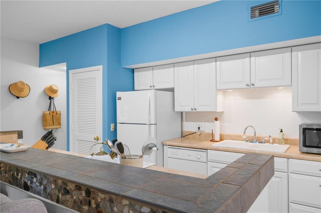 For Sale: $335,000 (1 beds, 2 baths, 862 Square Feet)