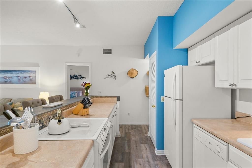 For Sale: $335,000 (1 beds, 2 baths, 862 Square Feet)