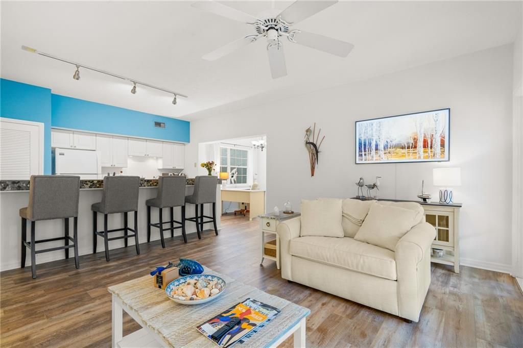 For Sale: $335,000 (1 beds, 2 baths, 862 Square Feet)