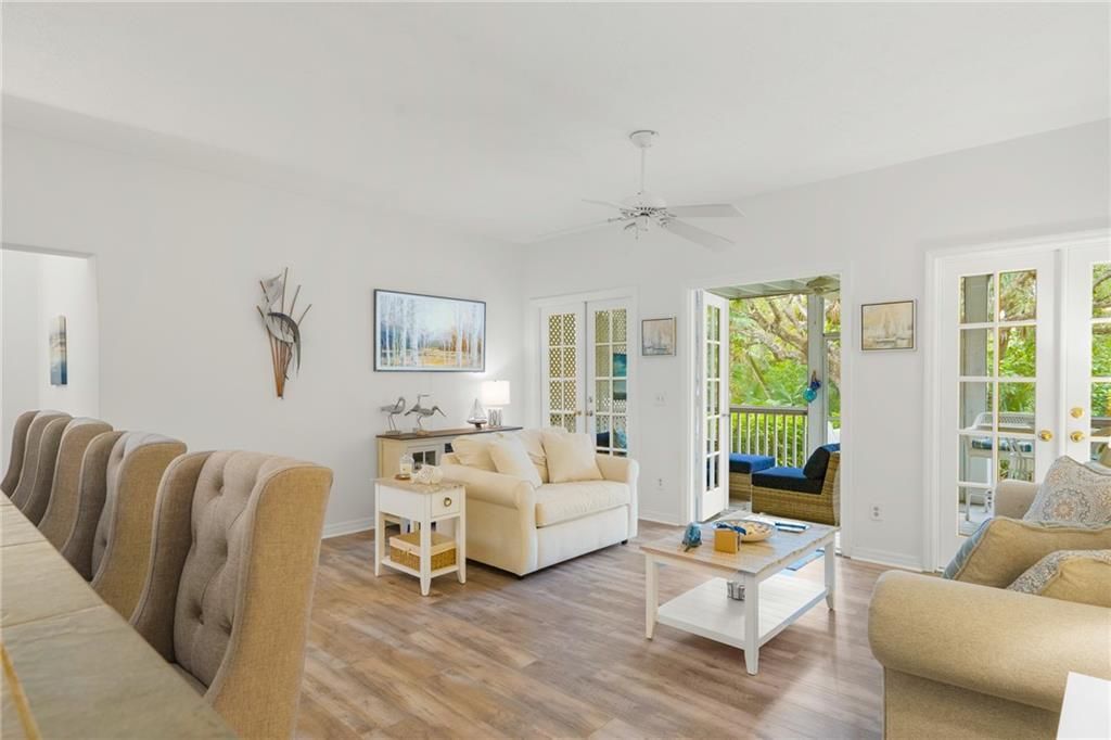 For Sale: $335,000 (1 beds, 2 baths, 862 Square Feet)