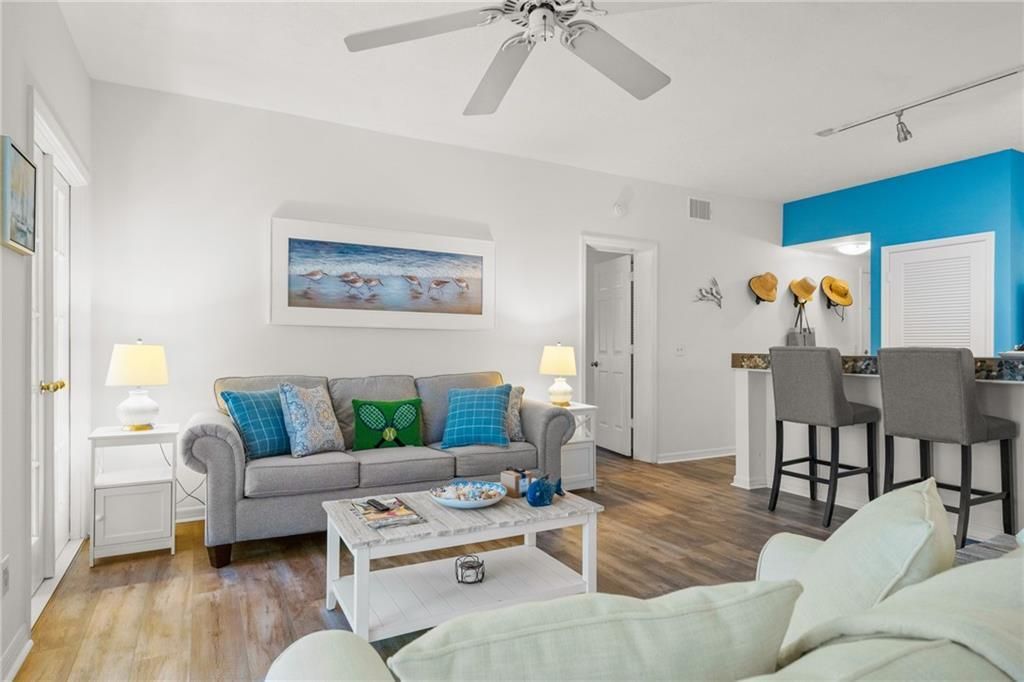 For Sale: $335,000 (1 beds, 2 baths, 862 Square Feet)