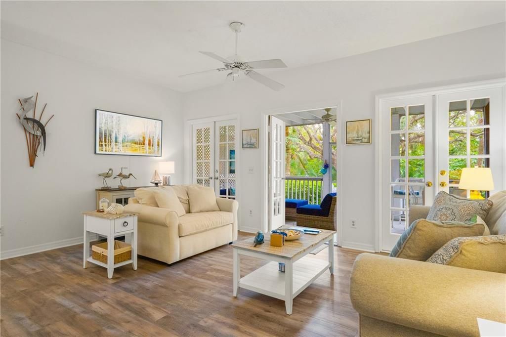 For Sale: $335,000 (1 beds, 2 baths, 862 Square Feet)