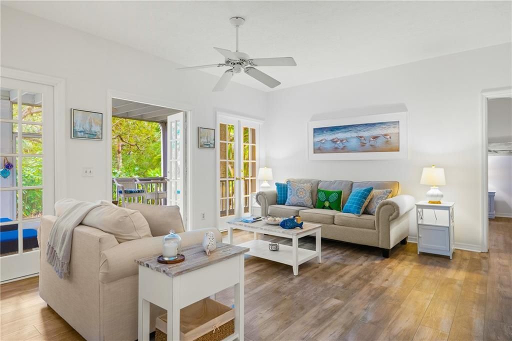 For Sale: $335,000 (1 beds, 2 baths, 862 Square Feet)