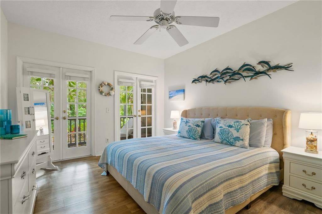 For Sale: $335,000 (1 beds, 2 baths, 862 Square Feet)