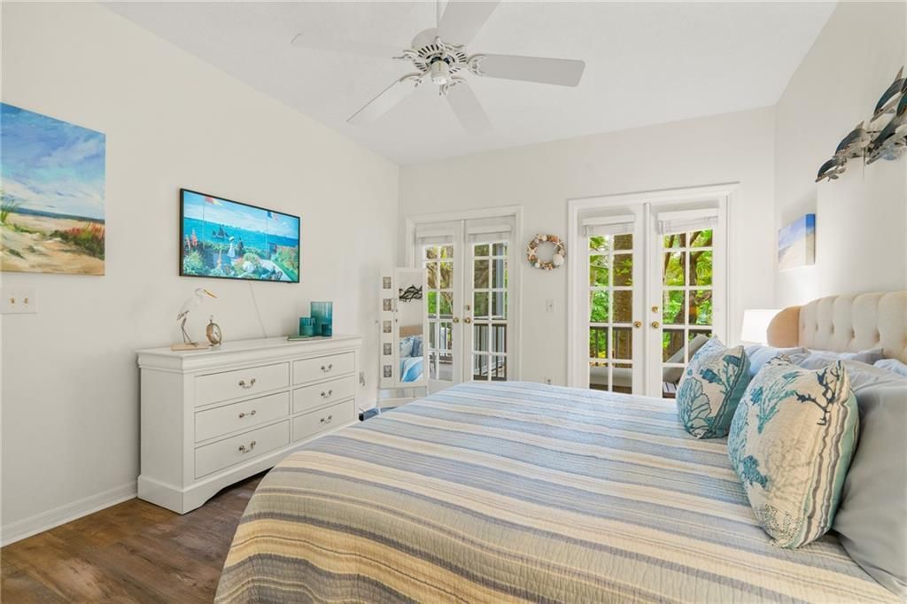 For Sale: $335,000 (1 beds, 2 baths, 862 Square Feet)