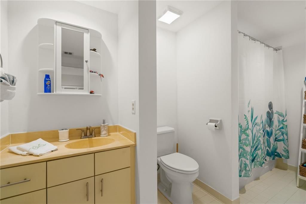 For Sale: $335,000 (1 beds, 2 baths, 862 Square Feet)