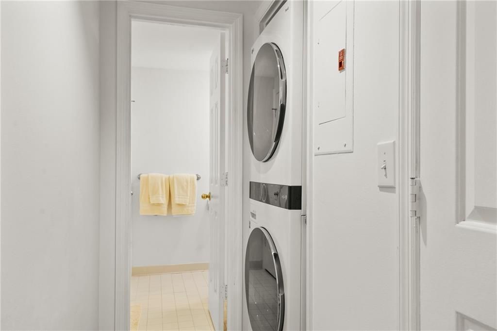 For Sale: $335,000 (1 beds, 2 baths, 862 Square Feet)