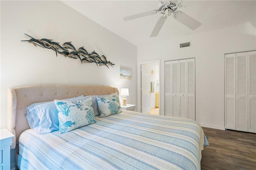 For Sale: $335,000 (1 beds, 2 baths, 862 Square Feet)