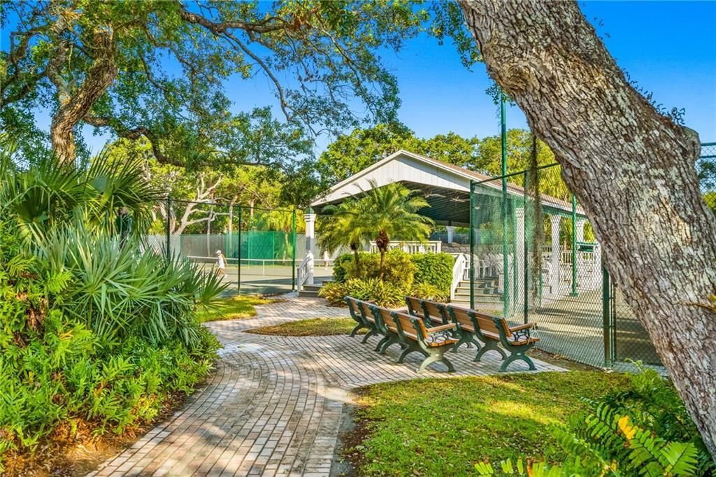 For Sale: $335,000 (1 beds, 2 baths, 862 Square Feet)