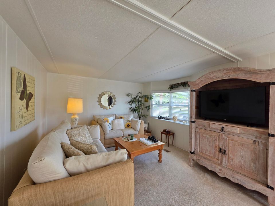 合同活跃: $35,000 (2 贝兹, 2 浴室, 1020 平方英尺)