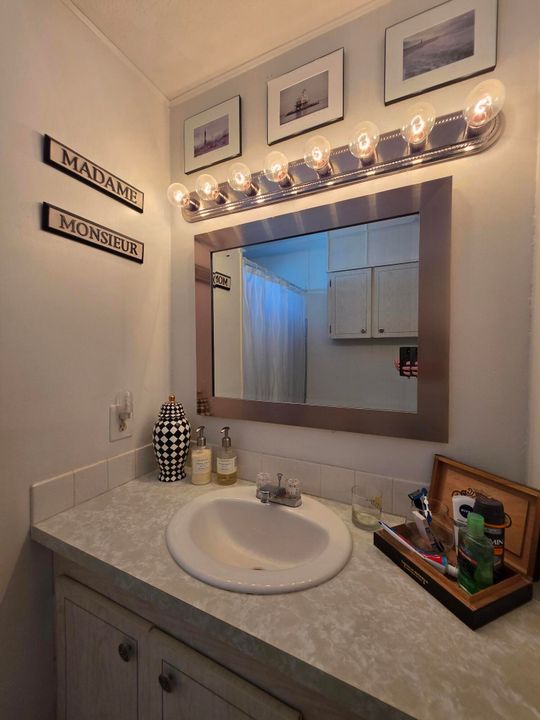 合同活跃: $35,000 (2 贝兹, 2 浴室, 1020 平方英尺)