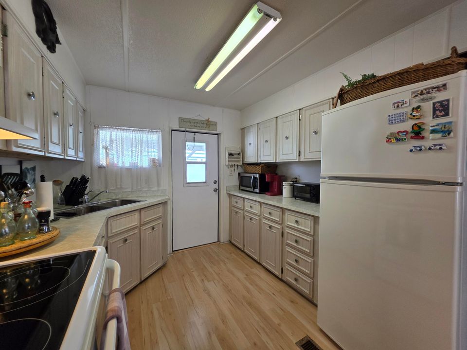 合同活跃: $35,000 (2 贝兹, 2 浴室, 1020 平方英尺)