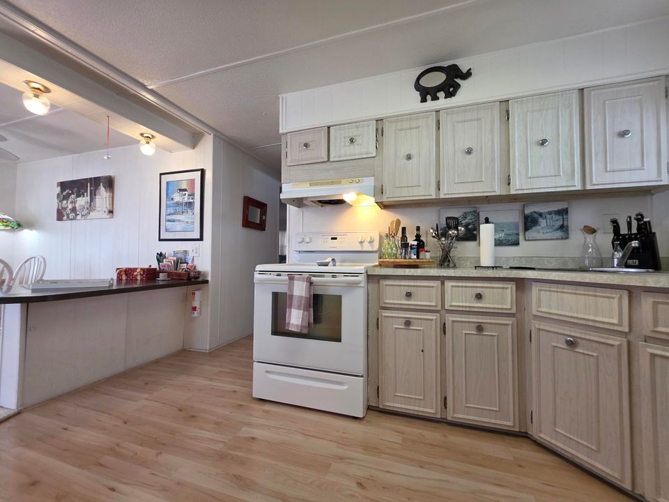 合同活跃: $35,000 (2 贝兹, 2 浴室, 1020 平方英尺)