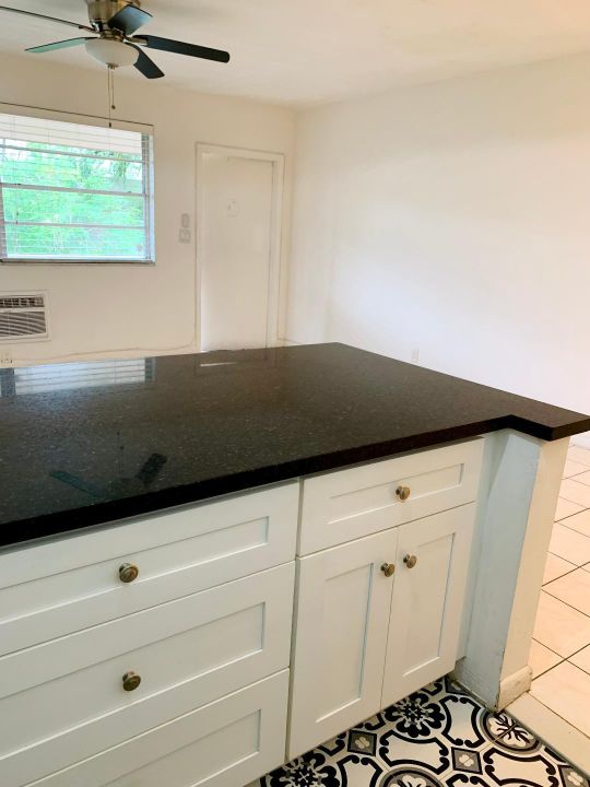 For Sale: $130,000 (1 beds, 1 baths, 640 Square Feet)