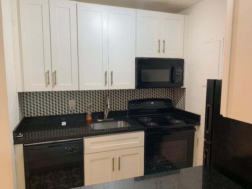 For Sale: $130,000 (1 beds, 1 baths, 640 Square Feet)