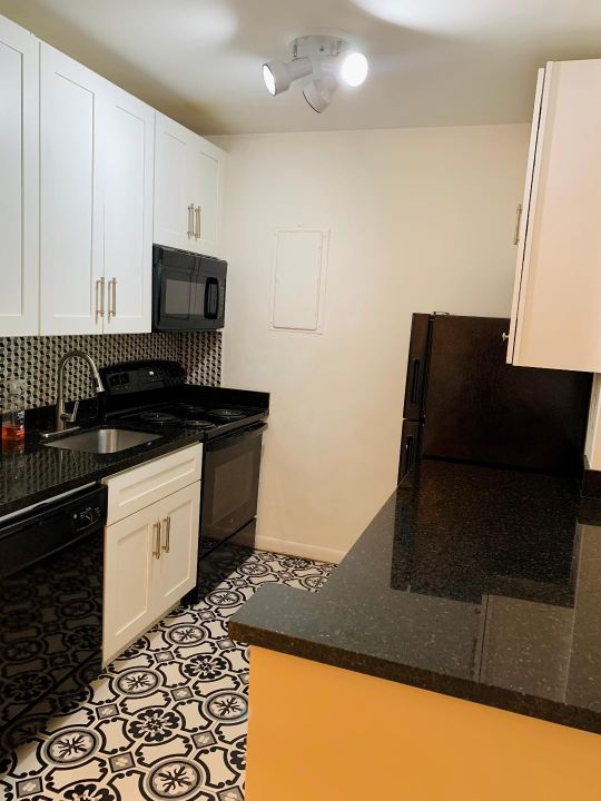 For Sale: $130,000 (1 beds, 1 baths, 640 Square Feet)