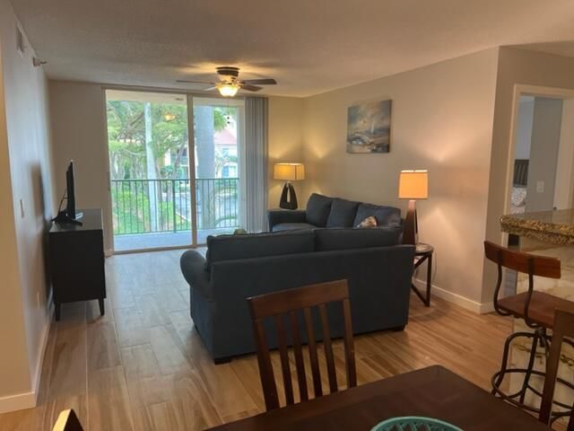 Active With Contract: $4,000 (2 beds, 2 baths, 1036 Square Feet)