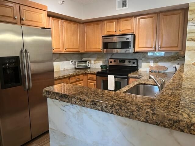 Active With Contract: $4,000 (2 beds, 2 baths, 1036 Square Feet)