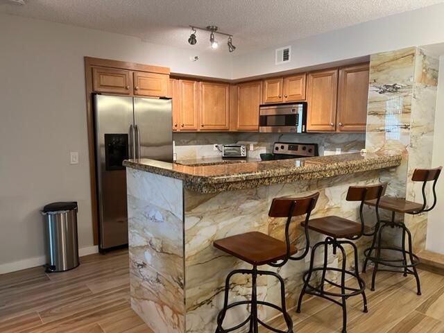 Active With Contract: $4,000 (2 beds, 2 baths, 1036 Square Feet)