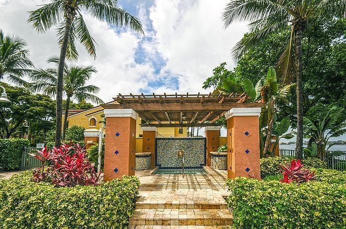 Active With Contract: $4,000 (2 beds, 2 baths, 1036 Square Feet)