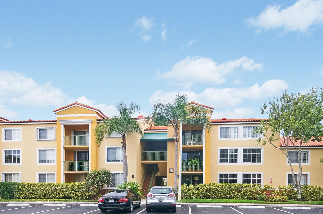 Active With Contract: $4,000 (2 beds, 2 baths, 1036 Square Feet)