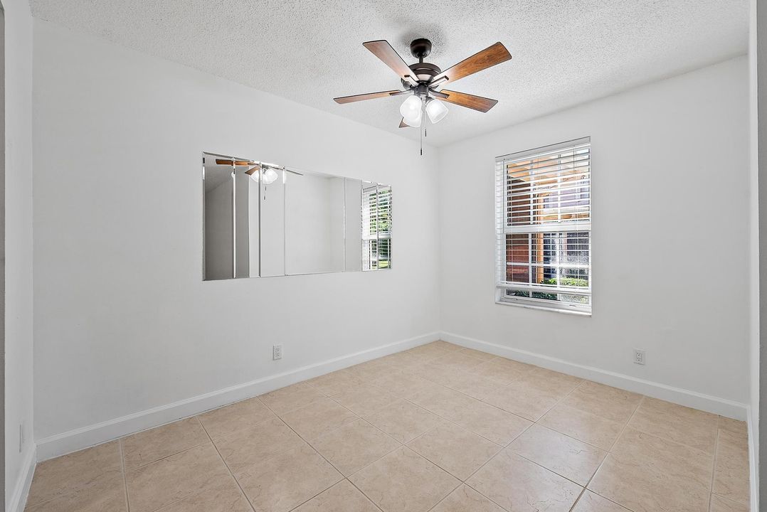 For Sale: $190,000 (1 beds, 1 baths, 711 Square Feet)