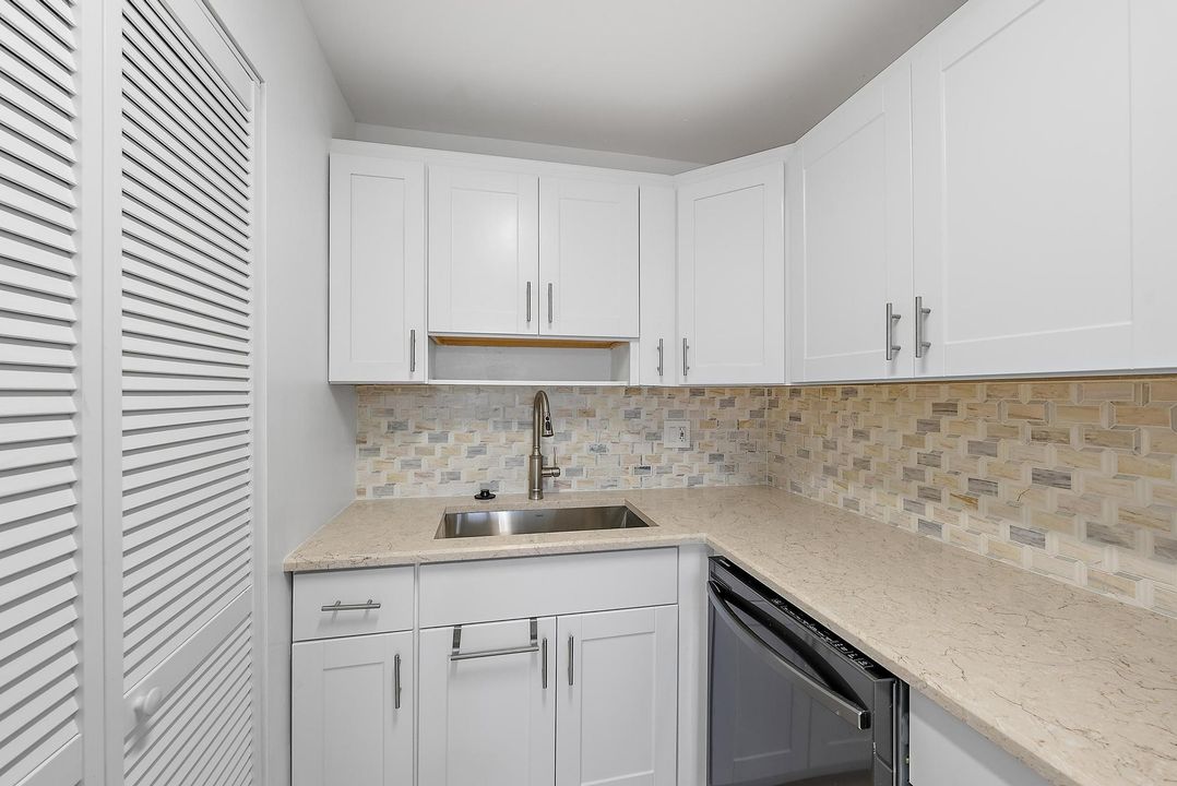 For Sale: $190,000 (1 beds, 1 baths, 711 Square Feet)