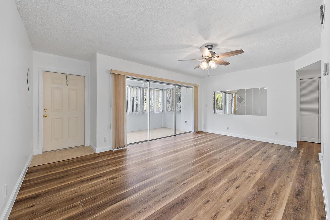 For Sale: $190,000 (1 beds, 1 baths, 711 Square Feet)