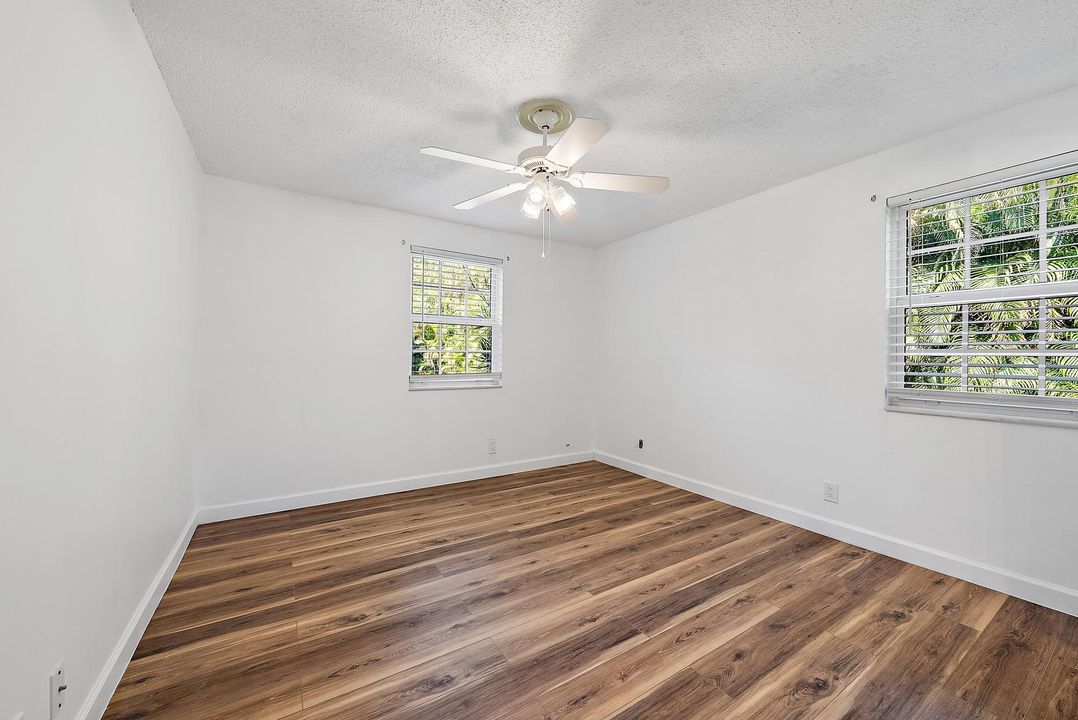 For Sale: $190,000 (1 beds, 1 baths, 711 Square Feet)