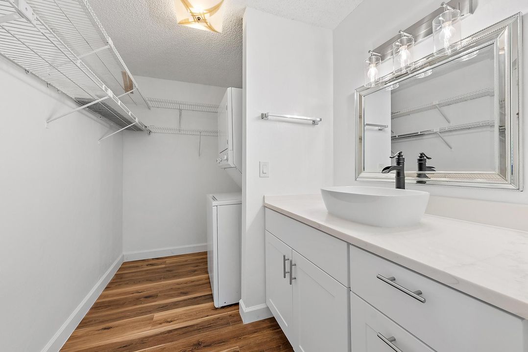 For Sale: $190,000 (1 beds, 1 baths, 711 Square Feet)