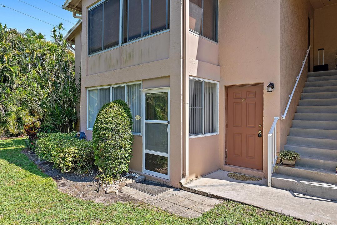 For Sale: $190,000 (1 beds, 1 baths, 711 Square Feet)