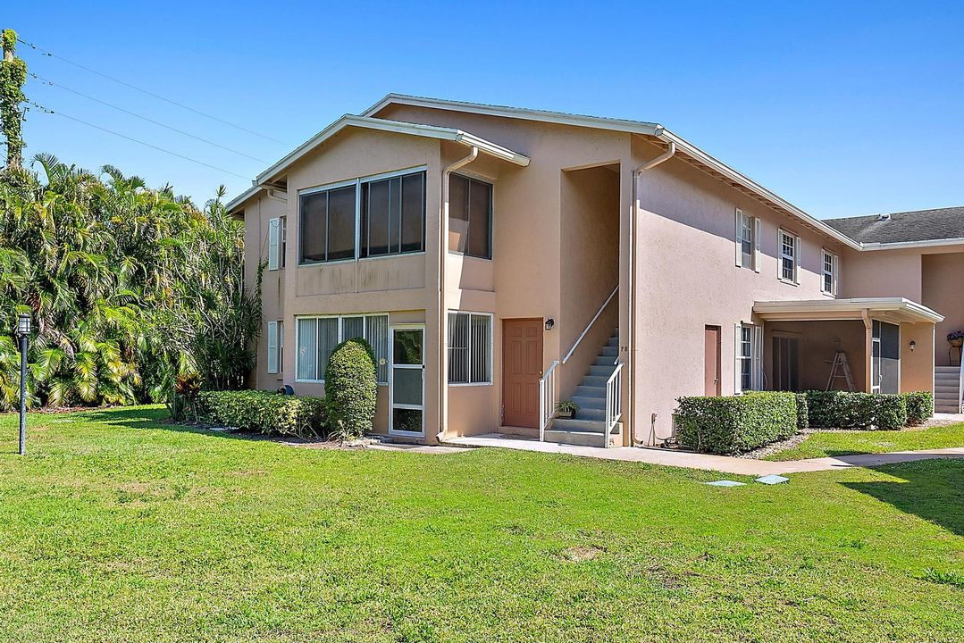 For Sale: $190,000 (1 beds, 1 baths, 711 Square Feet)