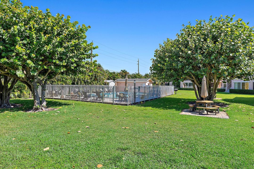 For Sale: $190,000 (1 beds, 1 baths, 711 Square Feet)