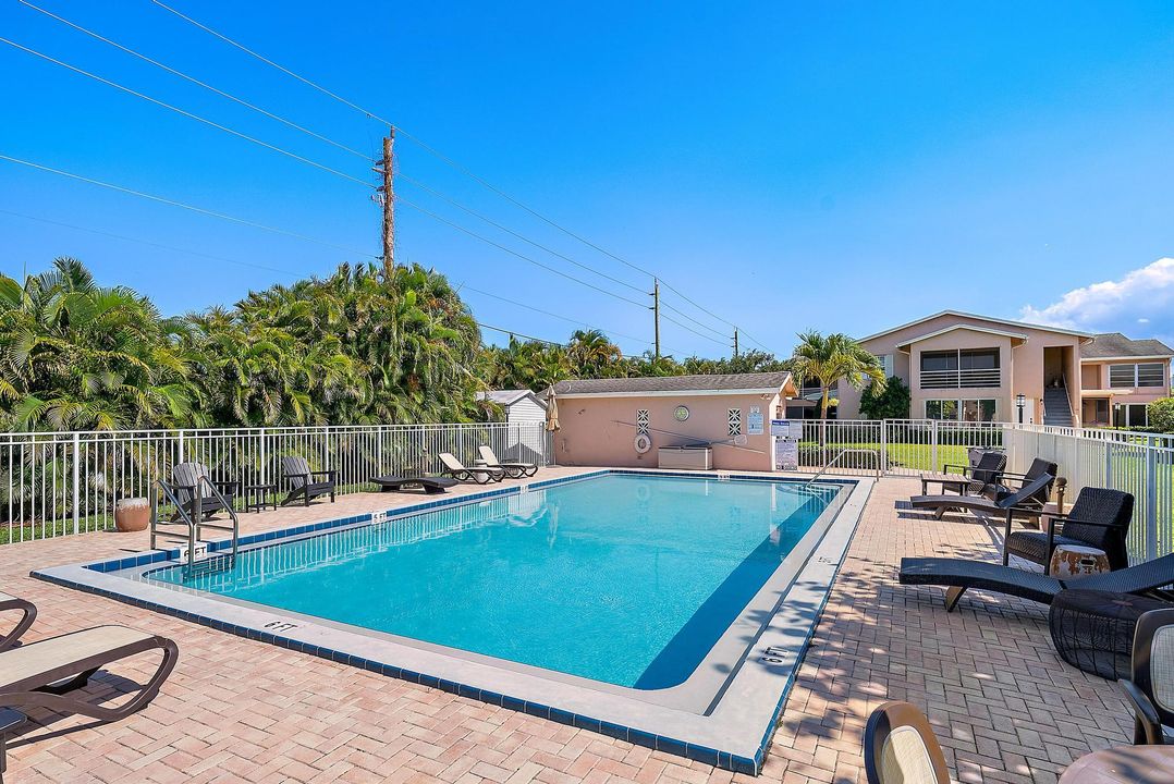 For Sale: $190,000 (1 beds, 1 baths, 711 Square Feet)