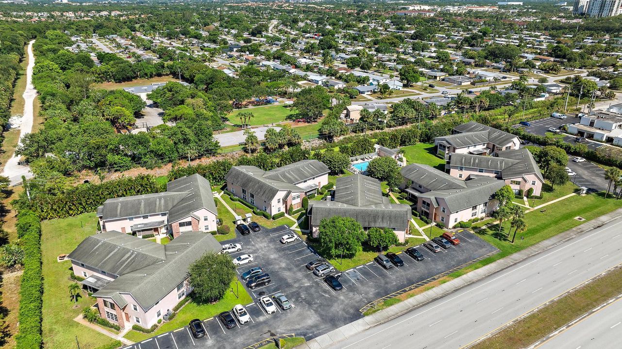 For Sale: $190,000 (1 beds, 1 baths, 711 Square Feet)