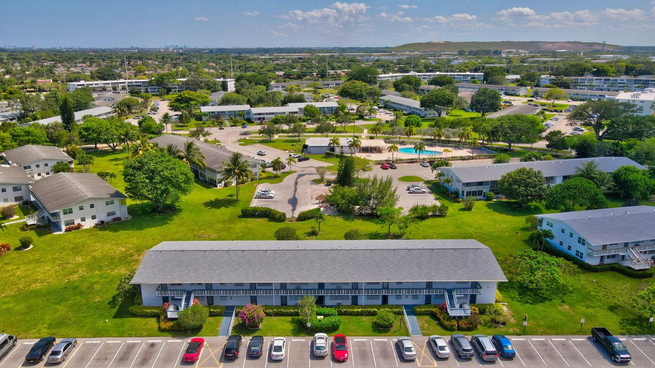 合同活跃: $117,000 (2 贝兹, 1 浴室, 820 平方英尺)