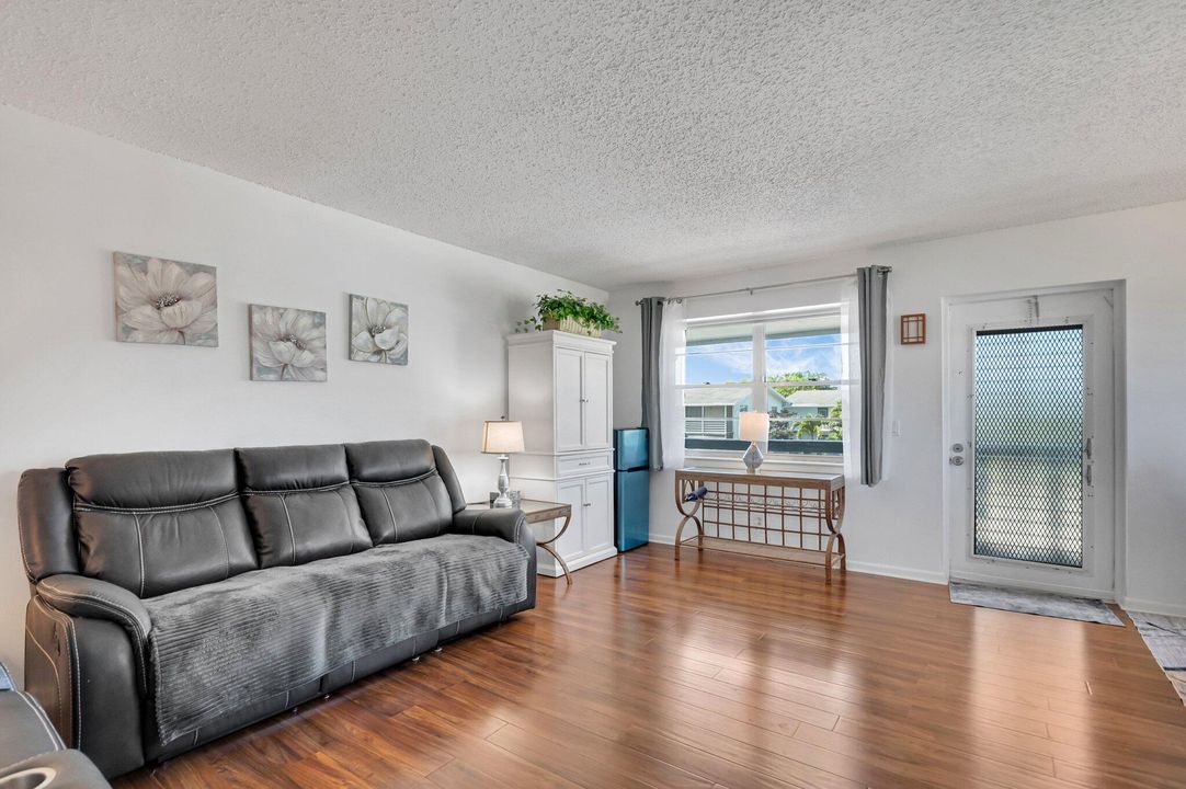 合同活跃: $117,000 (2 贝兹, 1 浴室, 820 平方英尺)