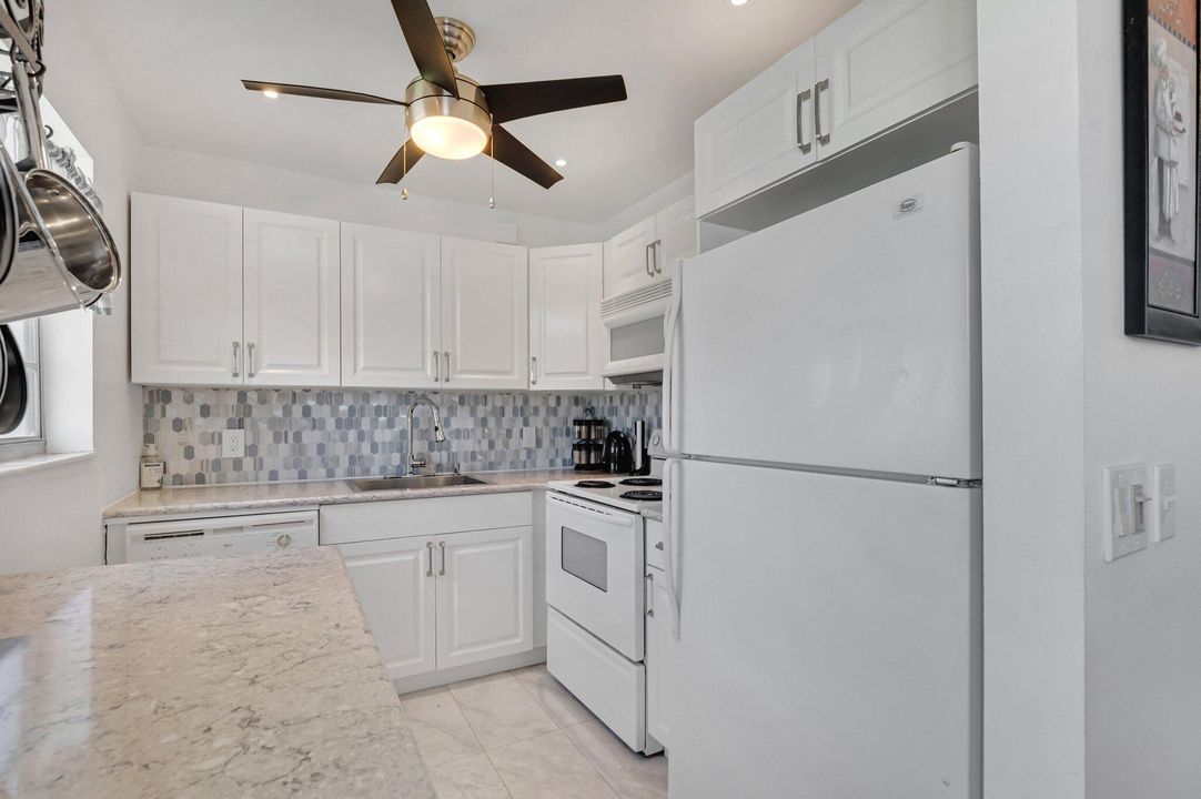 合同活跃: $117,000 (2 贝兹, 1 浴室, 820 平方英尺)