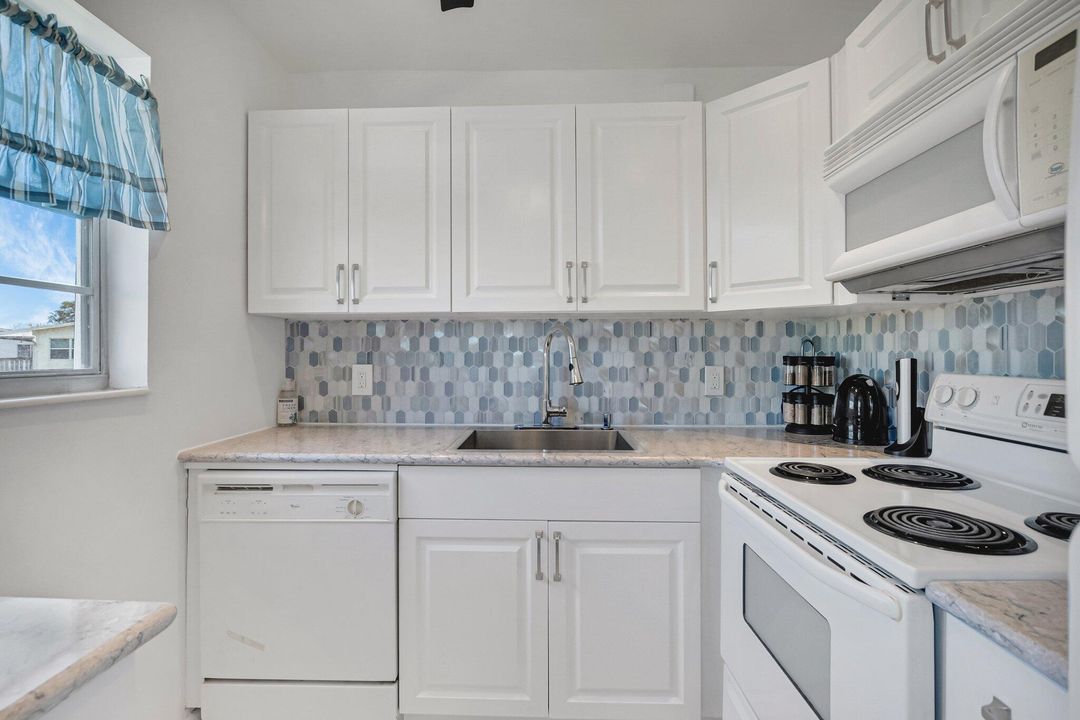 合同活跃: $117,000 (2 贝兹, 1 浴室, 820 平方英尺)