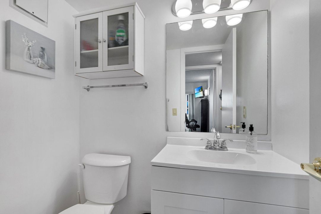 合同活跃: $117,000 (2 贝兹, 1 浴室, 820 平方英尺)