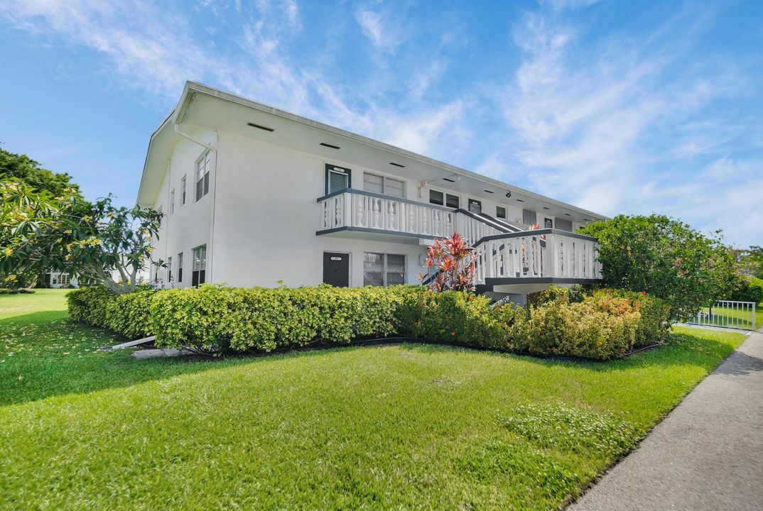 合同活跃: $117,000 (2 贝兹, 1 浴室, 820 平方英尺)