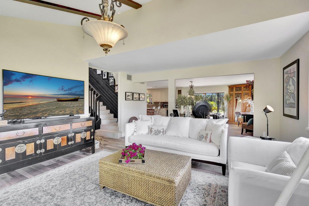 Под контрактом: $9,000 (5 спален, 3 ванн, 3329 Квадратных фут)