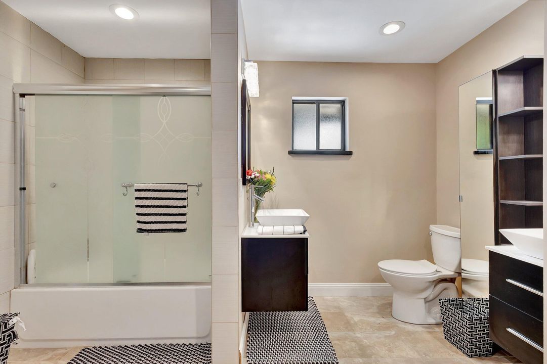 Под контрактом: $9,000 (5 спален, 3 ванн, 3329 Квадратных фут)