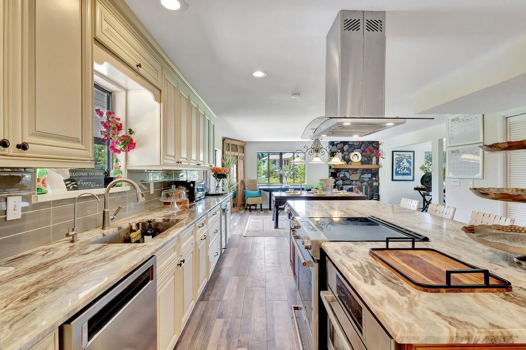 Под контрактом: $9,000 (5 спален, 3 ванн, 3329 Квадратных фут)