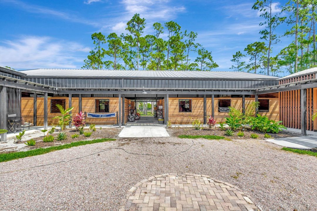 Под контрактом: $9,000 (5 спален, 3 ванн, 3329 Квадратных фут)