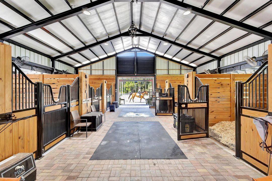 Под контрактом: $9,000 (5 спален, 3 ванн, 3329 Квадратных фут)